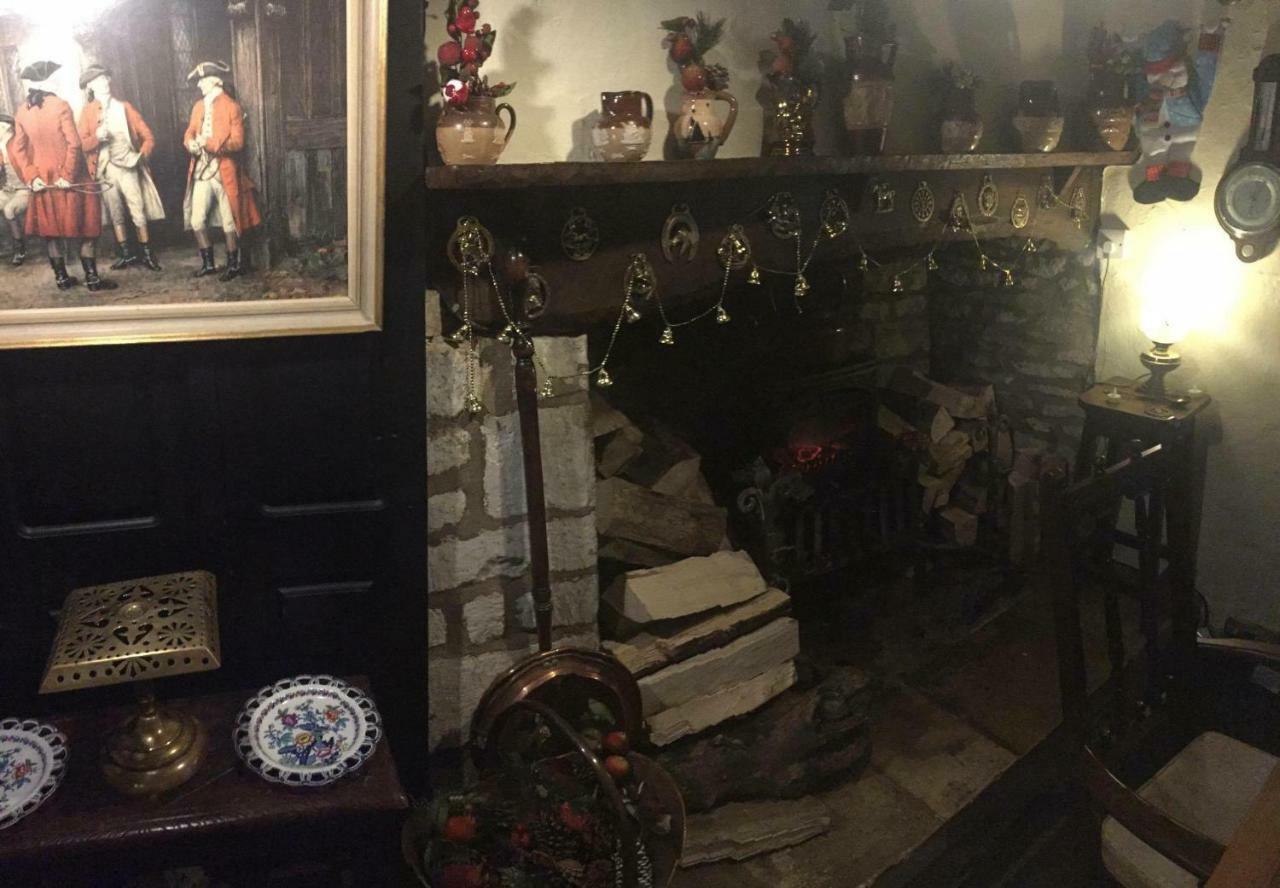 Bear Inn - Bisley Bisley  Dış mekan fotoğraf
