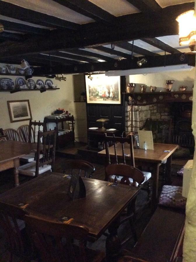 Bear Inn - Bisley Bisley  Dış mekan fotoğraf